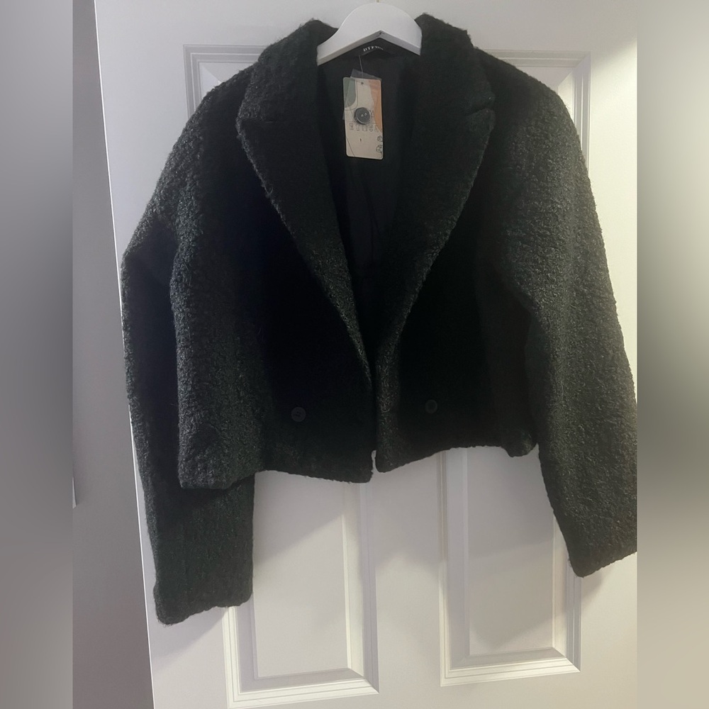 NEW with tags! XL Cropped Women's Black Fuzzy Textured Jacket from Amazon. - Picture 4 of 10